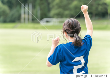 サッカーで勝利してガッツポーズするサッカーファン・サポーター サッカーで勝利してガッツポーズするサッカーファン・サポーター 121830431