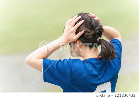 サッカー観戦で失点してショックを受けるサッカーファン・サポーターの日本人女性 サッカー観戦で失点してショックを受けるサッカーファン・サポーターの日本人女性 121830432
