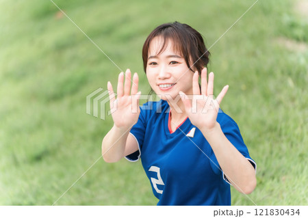 サッカー観戦で得点してハイタッチする笑顔のサッカーファン・サポーター 121830434