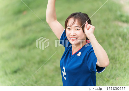 サッカーで勝利してガッツポーズするサッカーファン・サポーター サッカーで勝利してガッツポーズするサッカーファン・サポーター 121830435