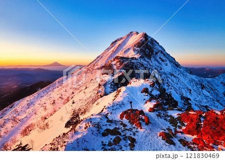 朝焼けの冠雪の八ヶ岳連峰の赤岳と富士山 121830469