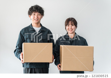 ダンボールを持つ運送・物流・宅急便・宅配便・流通・配達・宅配業者の作業員の女性 121830515