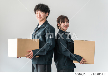 ダンボールを持つ運送・物流・宅急便・宅配便・流通・配達・宅配業者の作業員の女性 121830516