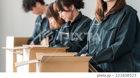 ダンボールを持つ運送・物流・宅急便・宅配便・流通・配達・宅配業者の作業員の女性 121830523