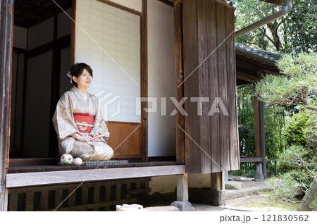 日本家屋 縁側で正座をしている着物の女性 日本家屋 縁側で正座をしている着物の女性 121830562