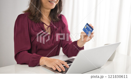 パソコンでネットショッピングをするミドル女性 パソコンでネットショッピングをするミドル女性 121830611