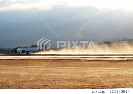 雪煙を上げながら移動する旅客機 121830614