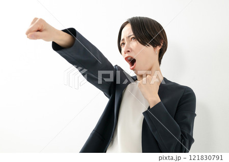 戦うポーズを取る女性 121830791