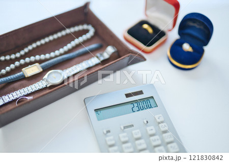 貴金属　買取業者　査定イメージ 121830842