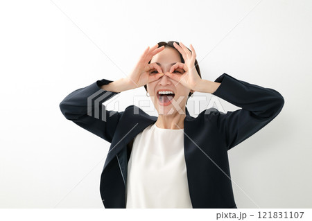 コミカルなポーズをする女性 コミカルなポーズをする女性 121831107