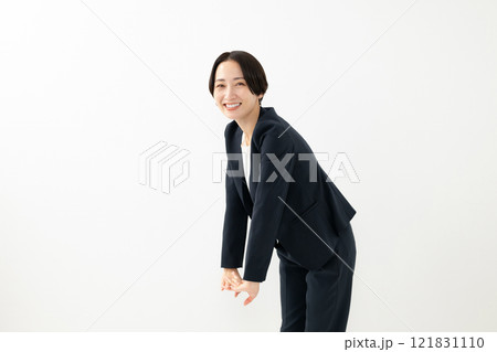 コミカルなポーズをする女性 121831110