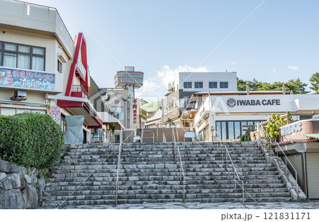 福井県坂井市 有名な観光地東尋坊へと続く東尋坊商店街 福井県坂井市 有名な観光地東尋坊へと続く東尋坊商店街 121831171