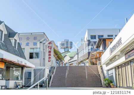 福井県坂井市 有名な観光地東尋坊へと続く東尋坊商店街 福井県坂井市 有名な観光地東尋坊へと続く東尋坊商店街 121831174