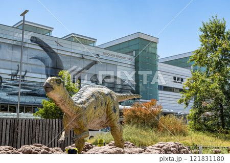 福井県福井市 快晴のJR福井駅西口と駅前の恐竜モニュメント 福井県福井市 快晴のJR福井駅西口と駅前の恐竜モニュメント 121831180