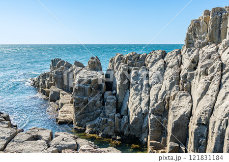 福井県坂井市　人気の観光地　快晴の東尋坊 121831184