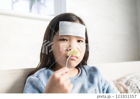 風邪で元気になってリンゴを食べる子ども	 121831357