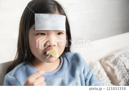 風邪で元気になってリンゴを食べる子ども 風邪で元気になってリンゴを食べる子ども 121831358