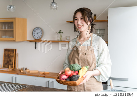 キッチンで野菜を持つアジア人女性・主婦 121831864