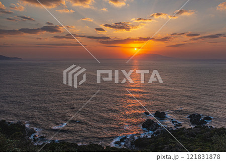屋久島洋上アルプスの夕景(3月)口永良部島に沈む夕日 121831878