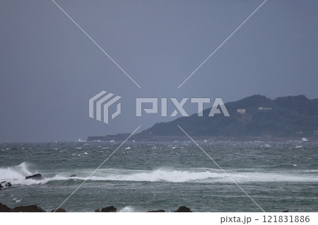 （海に眠るダイヤモンド／長崎・端島）　波を割いて走る島 121831886