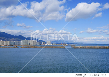 びわ湖周遊クルーズ船「ミシガン」からの眺め（大津市内・比良山・比叡山ほか）2024年12月撮影 121831983