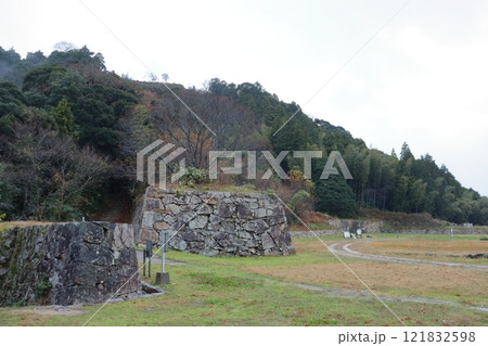 月山富田城の菅谷口門跡前から見上げる本丸方面（島根県安来市） 121832598