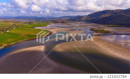 Beautiful Ireland - Enjoy the breathtaking view of a stunning coastal landscape with rocky cliffs 121832784