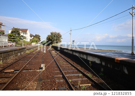 （島原・大三東駅）　線路と駅と青い海 121832855