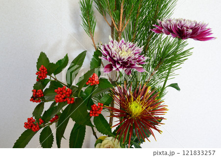 お正月 花瓶に飾る松、キク、千両などのお花 お正月 花瓶に飾る松、キク、千両などのお花 121833257