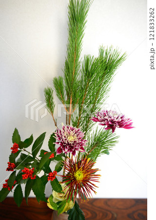 お正月　花瓶に飾る松、キク、千両などのお花 121833262