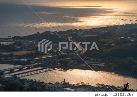 朝のサンロード　神が宿る島　屋久島(春 121833268