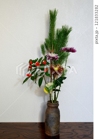 お正月　花瓶に飾る松、キク、千両などのお花 121833282