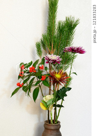 お正月 花瓶に飾る松、キク、千両などのお花 お正月 花瓶に飾る松、キク、千両などのお花 121833283