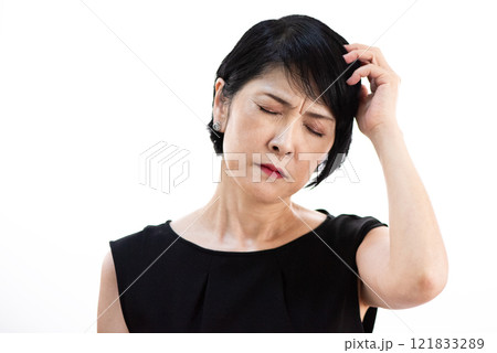 悩みを抱える中年女性 悩みを抱える中年女性 121833289