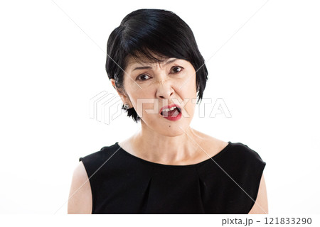 怒りながら主張する中年女性 121833290