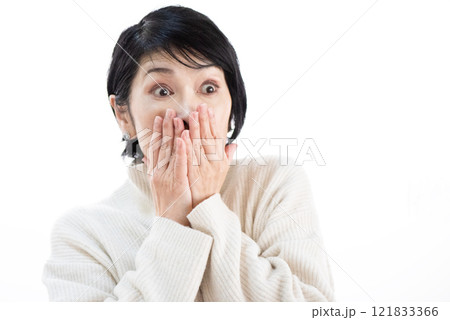 驚いた表情の中年女性 驚いた表情の中年女性 121833366