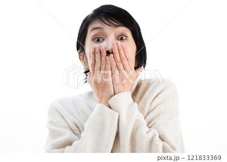 ビックリした表情の中年女性 121833369