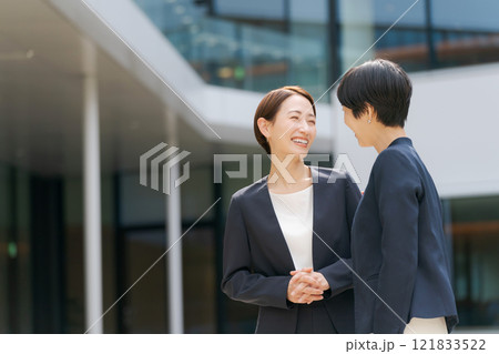 談笑する2人のビジネスウーマン 121833522