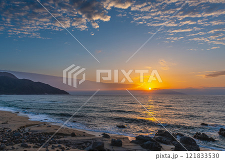 屋久島洋上アルプスの夕景(4月)永田海岸いなか浜の夕焼け 121833530