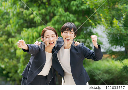 肩を組む2人のビジネスウーマン 肩を組む2人のビジネスウーマン 121833557