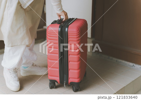 スーツケースを転がす旅行者 121833640