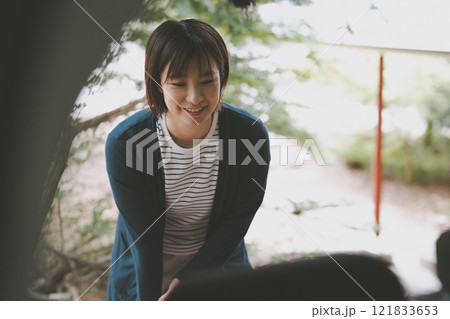 クルマのトランクを開ける クルマのトランクを開ける 121833653