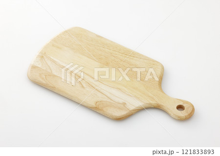 白背景に置いた木製のカッティングボード 121833893