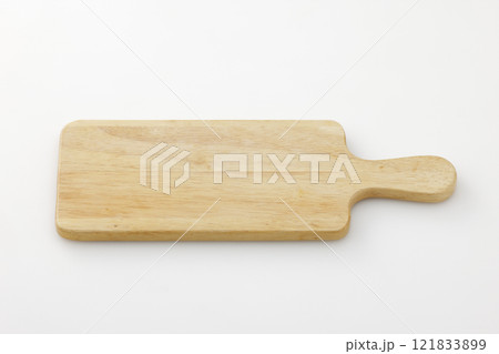 白背景に置いた木製のカッティングボード 121833899