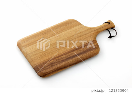 白背景に置いた木製のカッティングボード 121833904