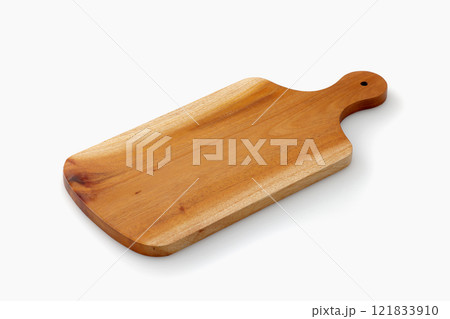 白背景に置いた木製のカッティングボード 121833910