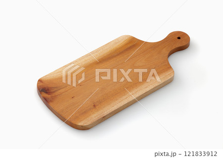 白背景に置いた木製のカッティングボード 121833912