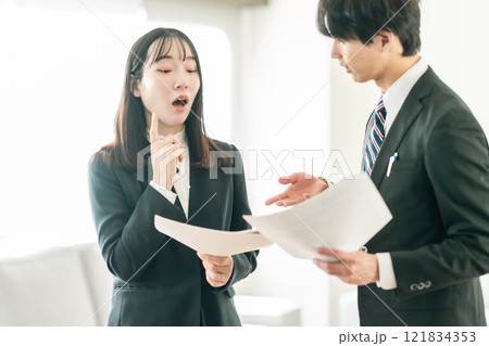 お客様の提案に耳を傾けるコンサルタント お客様の提案に耳を傾けるコンサルタント 121834353