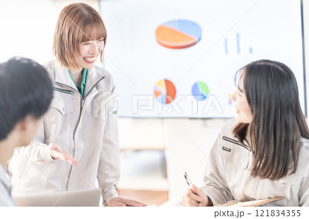 コンサルティングを行う若い女性エンジニア コンサルティングを行う若い女性エンジニア 121834355