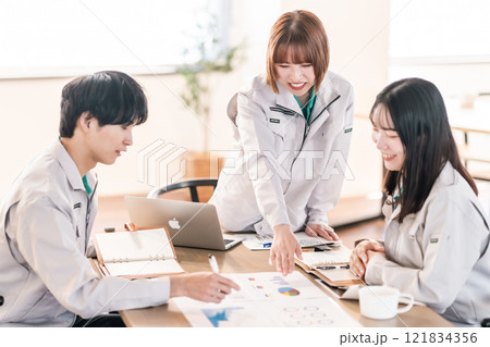 コンサルティングを行う若い女性エンジニア 121834356